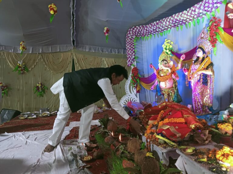 अंबेडकर नगर चिल्काडाड के दुर्गा जागरण में मुख्य अतिथि हरिराम चेरो ने मां के दरबार में चढ़ाई चुनरी।