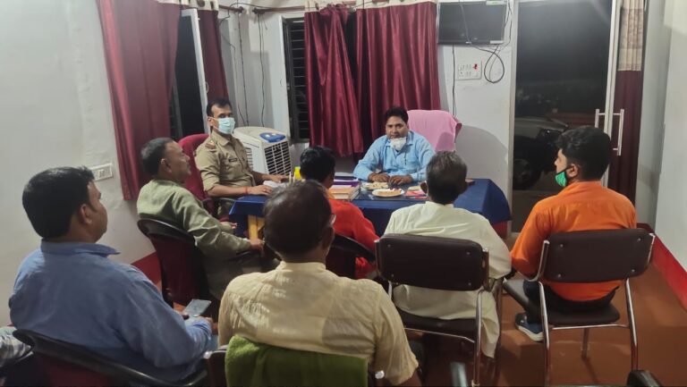 थाना म्योरपुर में रावण दहन, भरत मिलाप, व मूर्ति विसर्जन के सम्बंध में आयोजकों के साथ एसडीएम ने बैठक की।