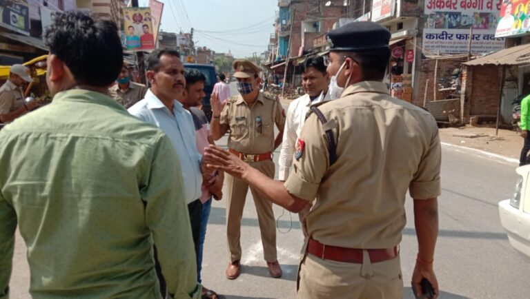 दुद्धी शांति सुरक्षा के मद्देनजर प्रमुख स्थानों पर पुलिस की चौकशी का एसडीएम व सीओ ने किया निरीक्षण।