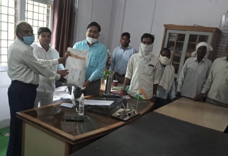 दुद्धी एसडीएम के पहल पर भारतीय कृषि अनुसंधान परिषद राष्ट्रीय बीज मसाला अनुसंधान केंद्र अजमेर से आये मसाले का बीज किसानों में वितरण हुआ।