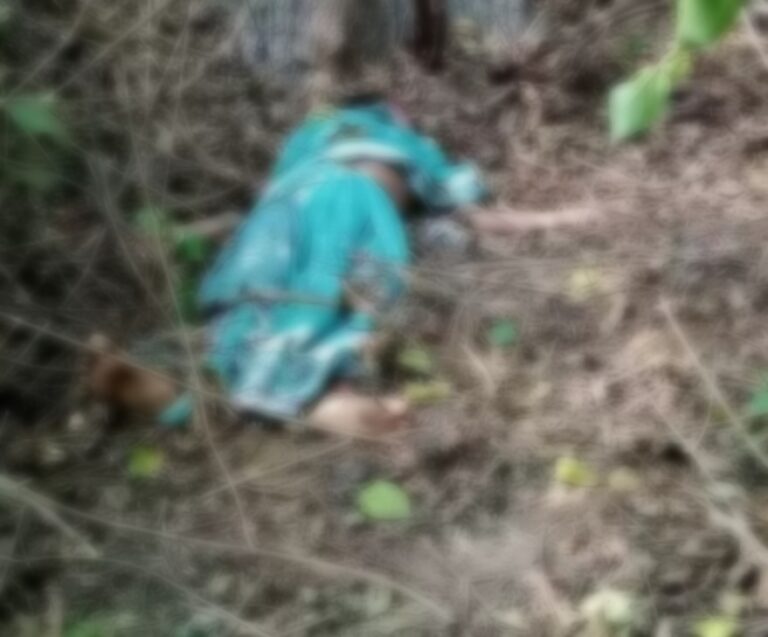 म्योरपुर थाना क्षेत्र के झाड़ियों में मिला महिला का शव, पुलिस दल – बल समेत पहुंची।