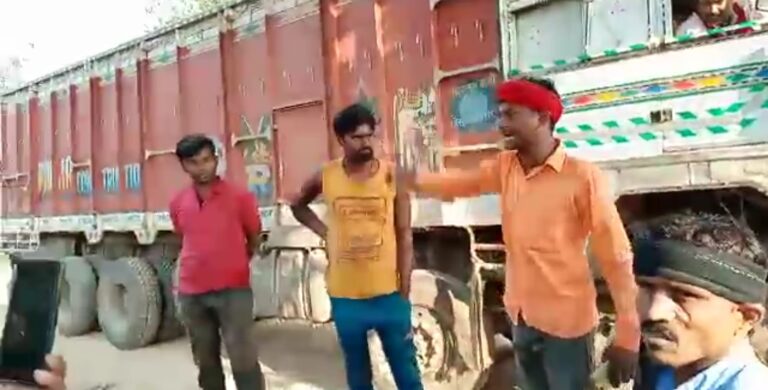 पांगन नदी से अवैध उत्खनन को लेकर प्रधान से ठीकेदार के सह पर सरेआम गुंडागर्दी, ग्रामीण सहमे।