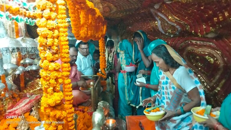 मां वैष्णो देवी मंदिर डाला में श्रद्धालुओं की भीड़ उमड़ी.