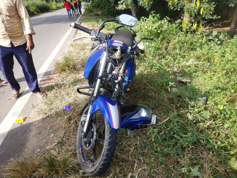 बाइक व मैजिक में हुई जोरदार टक्कर बाइक सवार गंभीर रूप से घायल,रेफर।