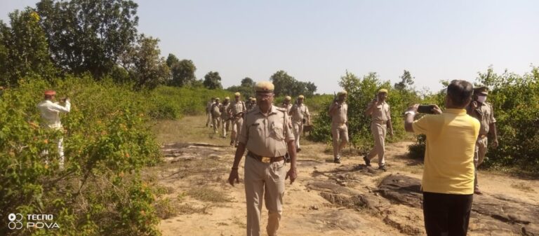 पुलिस एवं पीएसी ने किया सघन काम्बिंग.