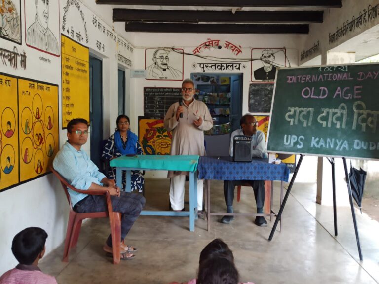 दुद्धी – अंतर्राष्ट्रीय वृद्ध दिवस पूर्व कन्या माध्यमिक विद्यालय मे मनाया गया।
