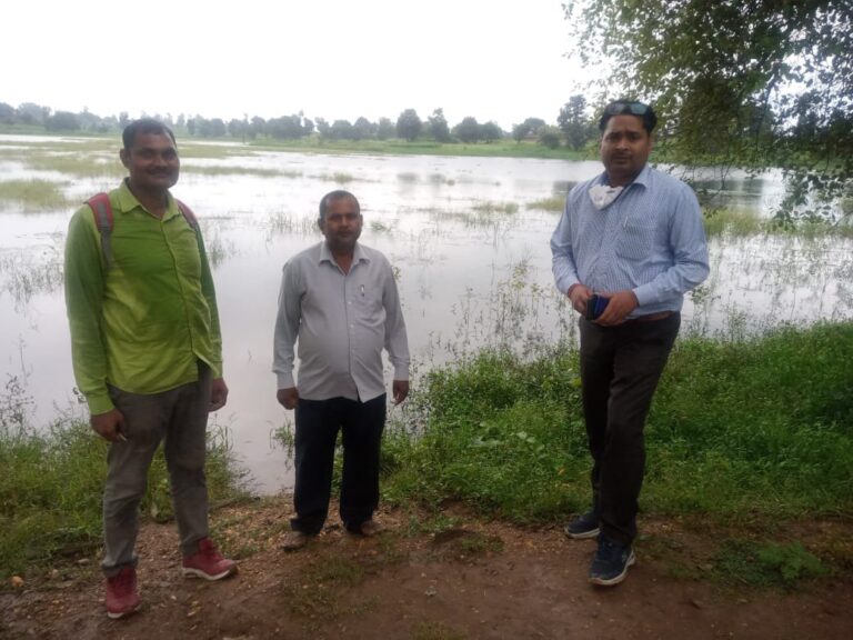 मत्स्य पालन हेतु दिए गए पट्टा का स्थलीय निरीक्षण उप जिलाधिकारी ने किया।