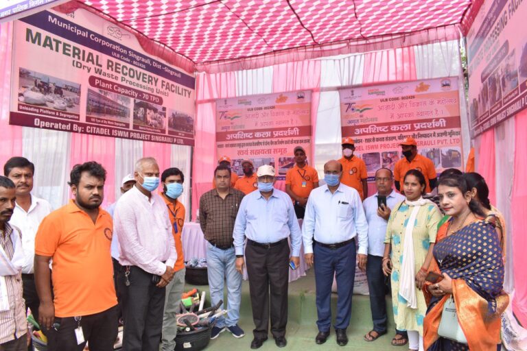 अमृत महोत्सव के पांचवे दिन अपशिष्ट कला प्रदर्शनी का हुई आयोजित।