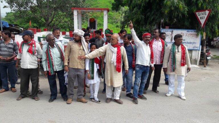 सपा कार्यकर्ताओं ने सौंपा ज्ञापन। किया विरोध प्रदर्शन।