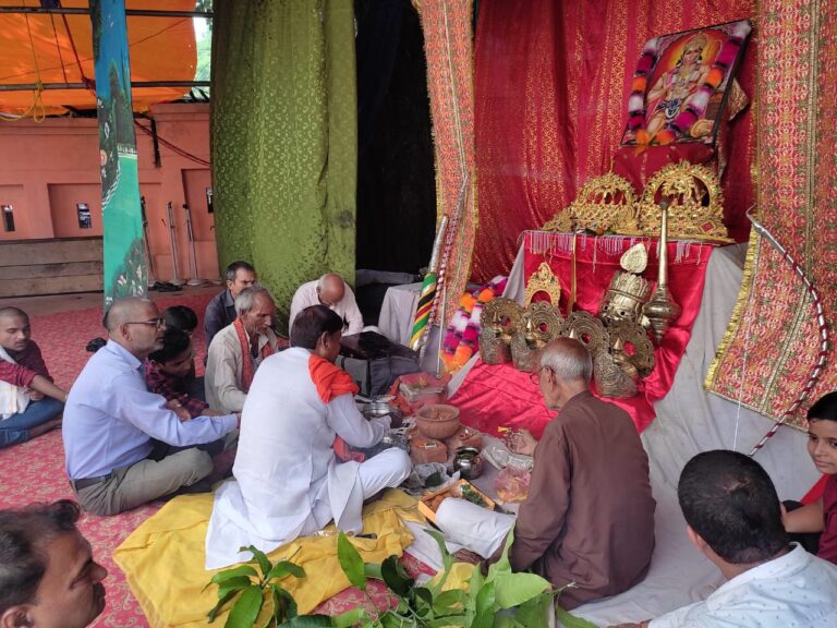 दुद्धी – रामलीला नाट्य मंच का वैदिक रीति से 33 करोड़ देवी – देवताओं के आह्वान पूजन अर्चन कर आज मंडली द्वारा प्रारम्भ किया गया।