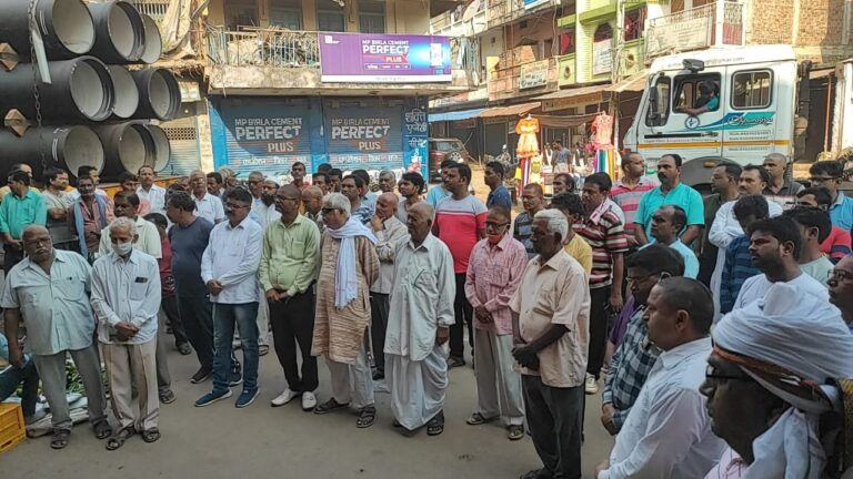 संगम तट – सामाजिक समरसता की प्रतिमूर्ति डॉ राजकिशोर सिंह का गार्ड ऑफ ऑनर के बीच नश्वर शरीर को जेष्ठ पुत्र ने मुखाग्नि दी।