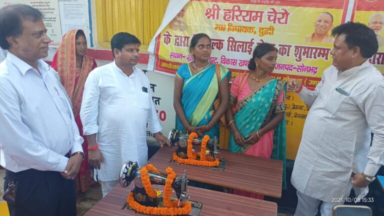 अमृत महोत्सव – क्षेत्रीय विधायक हरिराम चेरो द्वारा म्योरपुर, व बभनी ब्लॉक अन्तर्गत उत्तर प्रदेश राज्य ग्रामीण आजीविका मिशन के तहत निः शुल्क ऑटो रिक्शा व सिलाई केंद्र पर मशीन वितरण किया गया।