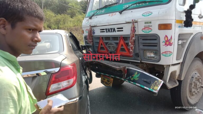 बाल बाल बचे, ओवरटेक करने में कार और हाइवा में टक्कर।