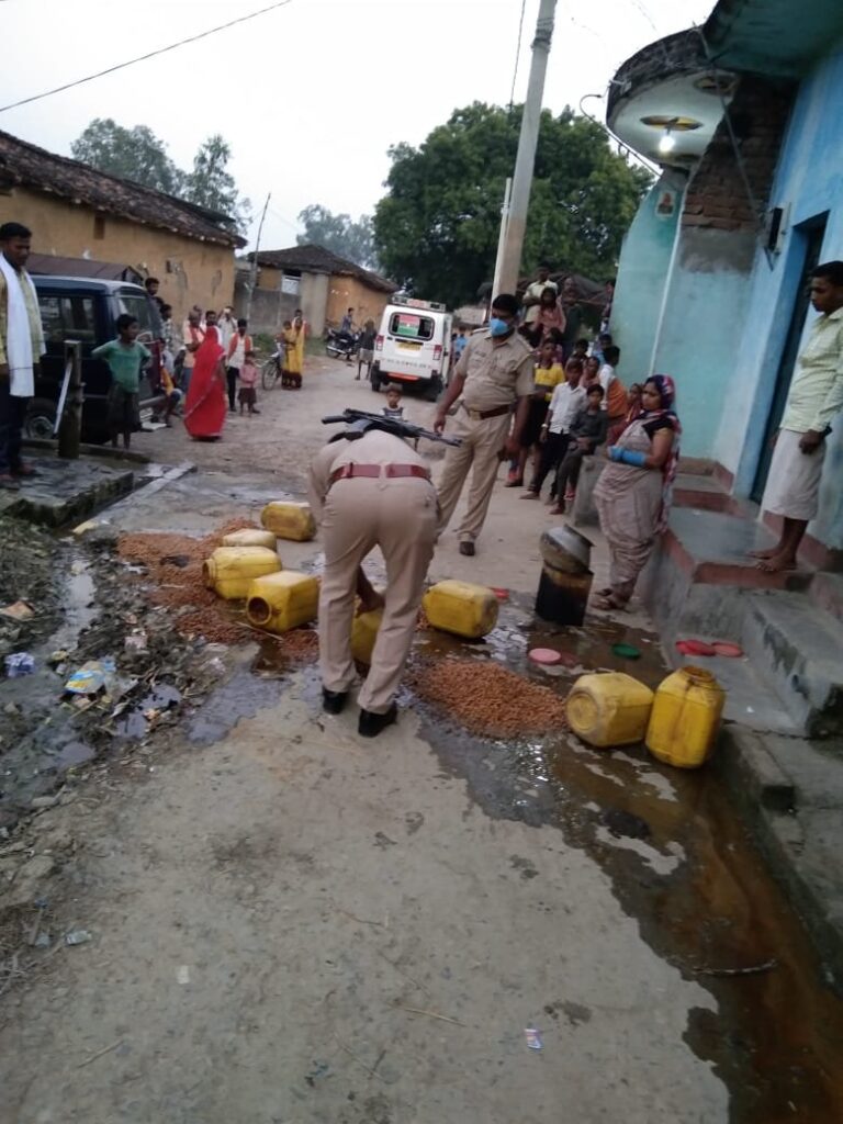 अवैध कच्ची शराब के साथ एक महिला सहित दो गिरफ्तार।