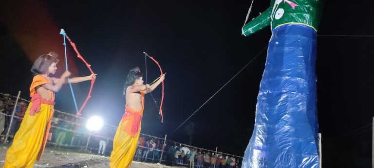 विंढमगंज में रावण दहन देखने के लिए उमड़ी भीड़।