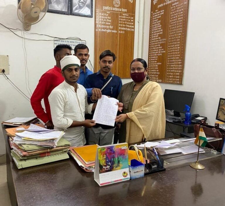 अंकपत्र में गलती को लेकर ओबरा पीजी कॉलेज के छात्रों ने कुलसचिव को सौंपा ज्ञापन।