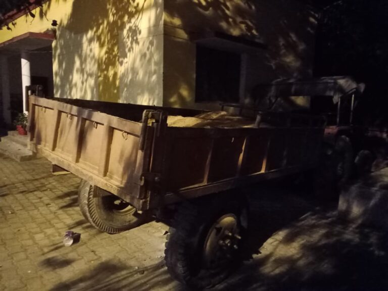 दुद्धी तहसीलदार सुरेशचंद्र शुक्ला व मय राजस्व कर्मी ने पीएसी कैंप लिलासी में अवैध उत्खनन में लिप्त ट्रैक्टर को पकड़ा।