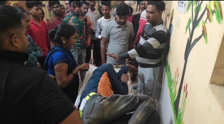 दो बाइकों की आमने-सामने भिड़ंत तीन गंभीर रूप से घायल।