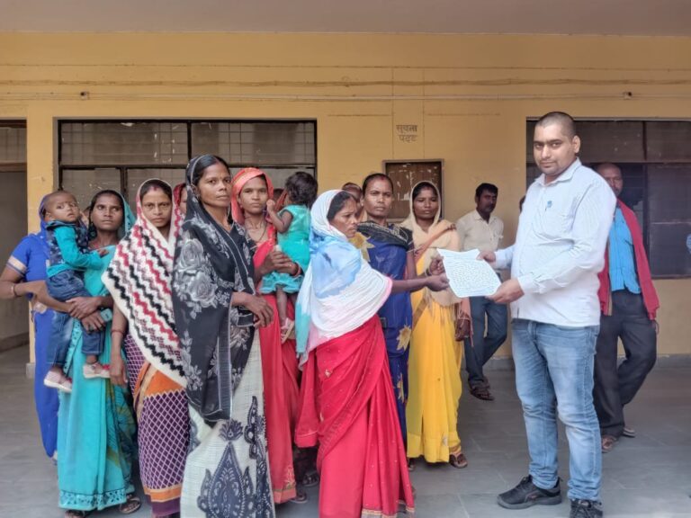 विद्युत विभाग संविदा कर्मी के खिलाफ महिलाओं ने तहसील प्रांगण में किया प्रदर्शन।