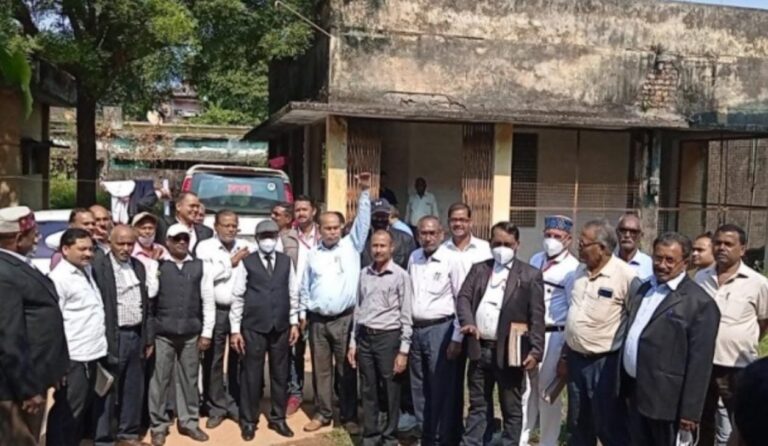 तहसीलदार दुद्धी के पहल पर उप कोषागार का कुर्सी, मेज, रजिस्ट्रर आदि सामान शासन को अधिवक्ताओं से वार्ता कर भेजा गया।