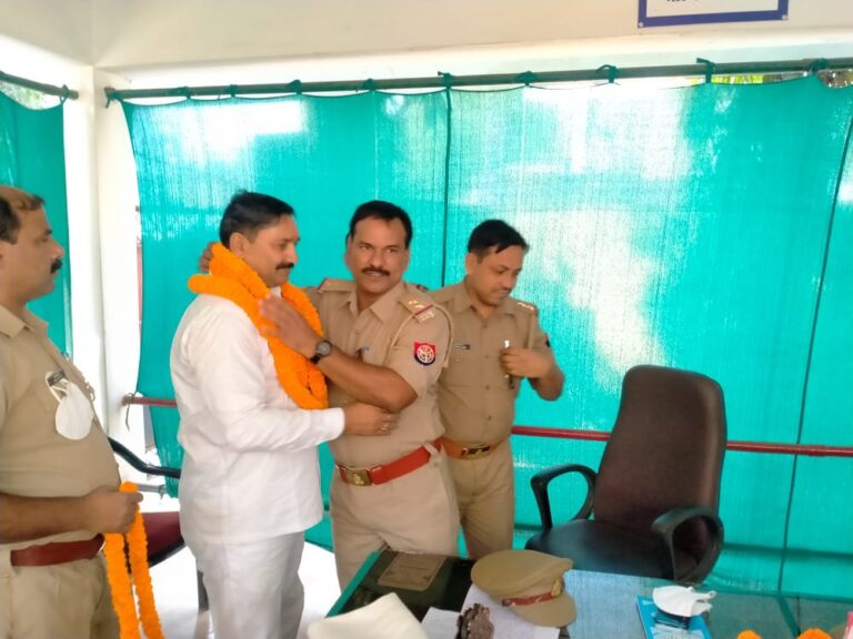 मृदुभाषी, मिलनसार उप निरीक्षक दूधनाथ द्विवेदी हुए सेवानिवृत्त कोतवाली दुद्धी में दी गई विदाई।