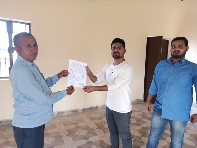 लिलासी में पंचायत सहायकअकाउंटेंट कम डाटा एंट्री ऑपरेटर    को ग्राम प्रधान ने दिया नियुक्ति पत्र।