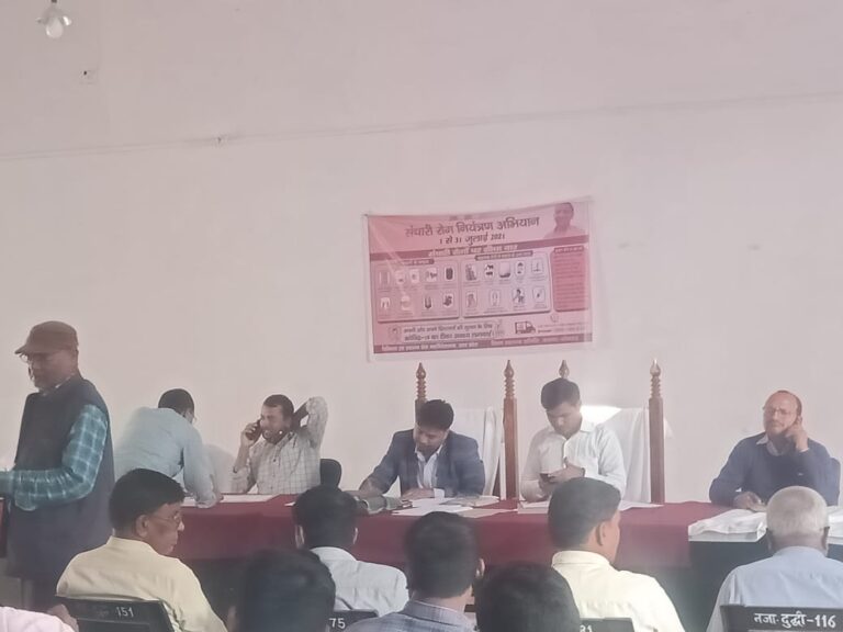 दुद्धी विधानसभा 403 मतदान पुनरीक्षण कार्यक्रम चुनाव के दृष्टिगत दुद्धी के सभी ए ई आर ओ तथा सुपरवाइजर के साथ तहसील सभागार में एसडीएम ने की बैठक।