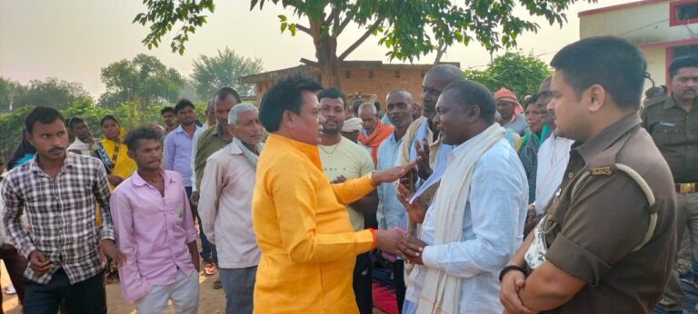 विधायक हरिराम चेरो द्वारा ग्राम डुमराह जन चौपाल में ग्रामीणों की समस्याओं पर चर्चा व समाधान।