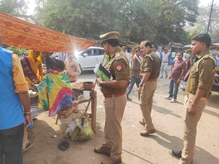 छठ महापर्व के मद्देनजर प्रभारी निरीक्षक ने सड़क अतिक्रमण मुक्त कराया