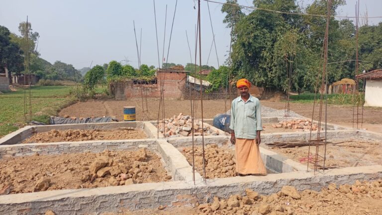 प्रधानमंत्री आवास योजना के तहत बन रहा कई आवास आधा- अधूरा.