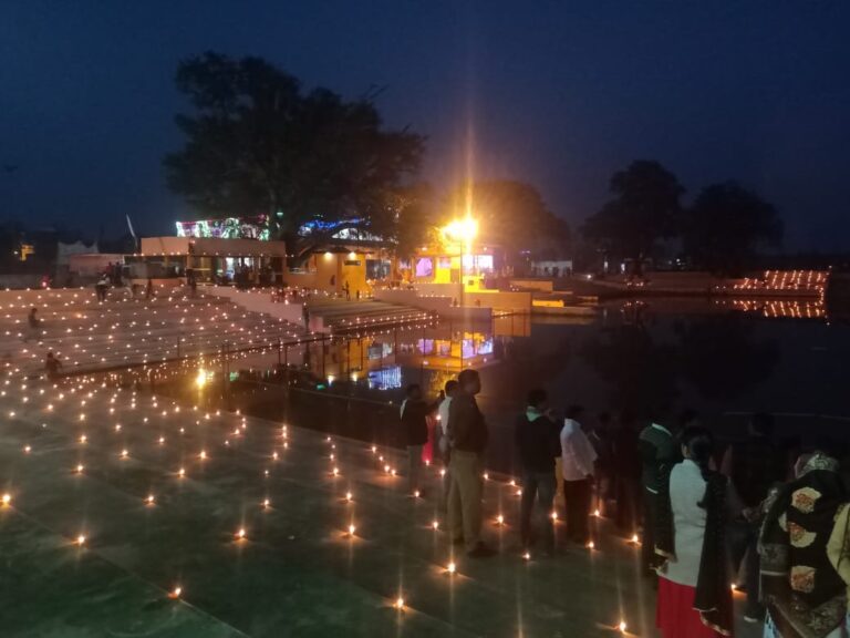 गुरु नानक देव जयंती,देव दीपावली प्राचीन शिवाजी तालाब पर धूमधाम से मनाया गया