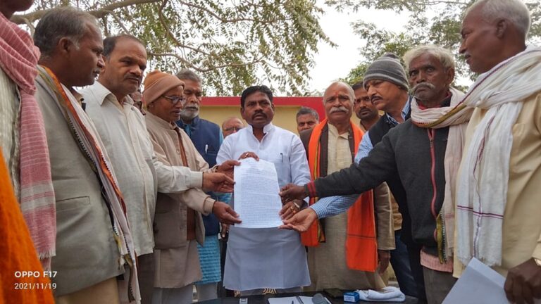 पावनो को लेकर डाला के पूर्व सीमेंट कर्मचारियों ने समाज कल्याण राज्य मंत्री को सौंपा ज्ञापन.