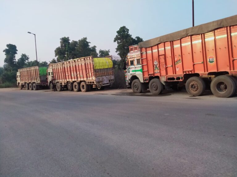 यूपी छत्तीसगढ़ सीमा पर सैकड़ों ओवरलोड ट्रकों का रेला ,आसनडीह में पासर व दलाल हर रोज मना रहे बालू महोत्सव।