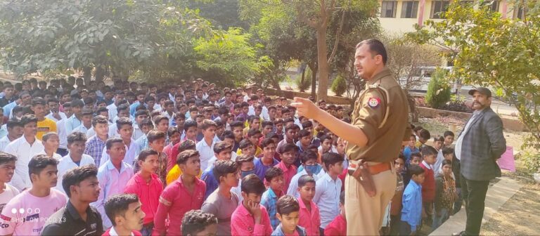 यातायात माह नवम्बर के तहत राजकीय पद्धति आश्रम इंटरमीडिएट कालेज गुरमुरा में कार्यक्रम आयोजित कर किया जागरूक।
