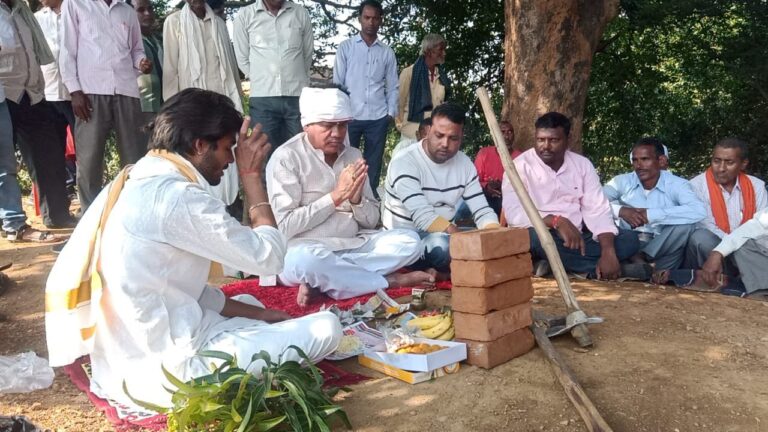 20 लाख की लागत से ग्राम बराईडाड में 400 मीटर सी सी रोड निर्माण का भूमि पूजन विधायक हरिराम चेरो ने किया।