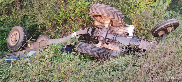 अनियंत्रित होकर ट्रैक्टर पलटा, चालक बाल-बाल बचा।