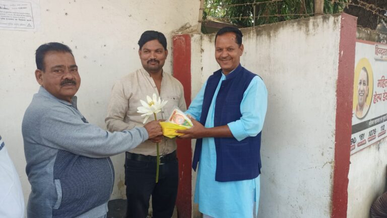 दुद्धी – दीपों के महापर्व दीपावली पर पेट्रोल, डीजल के दामों में कमी और होली तक दाल, तेल, नमक के साथ अन्न मुफ्त सरकार द्वारा प्रदान का जश्न बी जे पी कार्यकर्ताओं द्वारा मनाया गया।