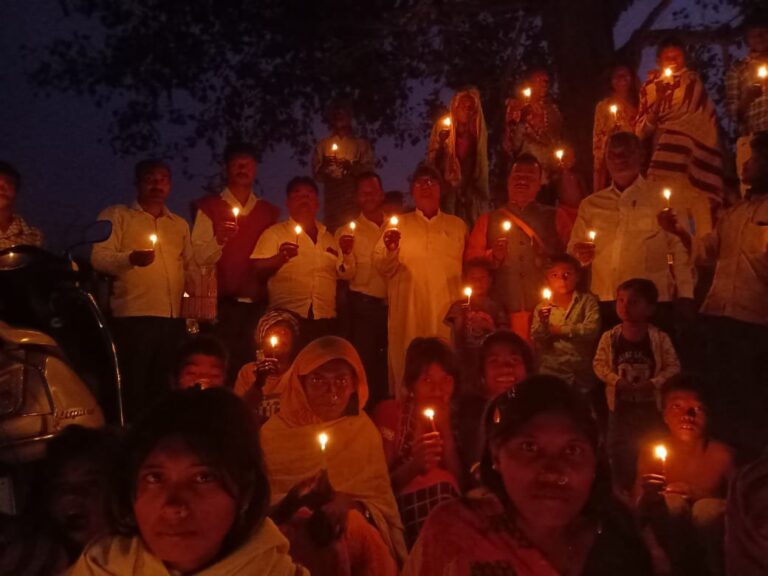 राष्ट्रीय स्वयंसेवक संघ व प्रधान ने ग्राम खजुरि मुसहर बस्ती में जलाएं दीपक,बाटे प्रसाद।