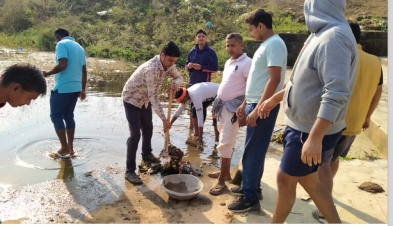 म्योरपुर में छठ पूजा को लेकर तैयारी शुरू, जय बजरंग सेवा समिति के पदाधिकारियों ने किया श्रमदान।