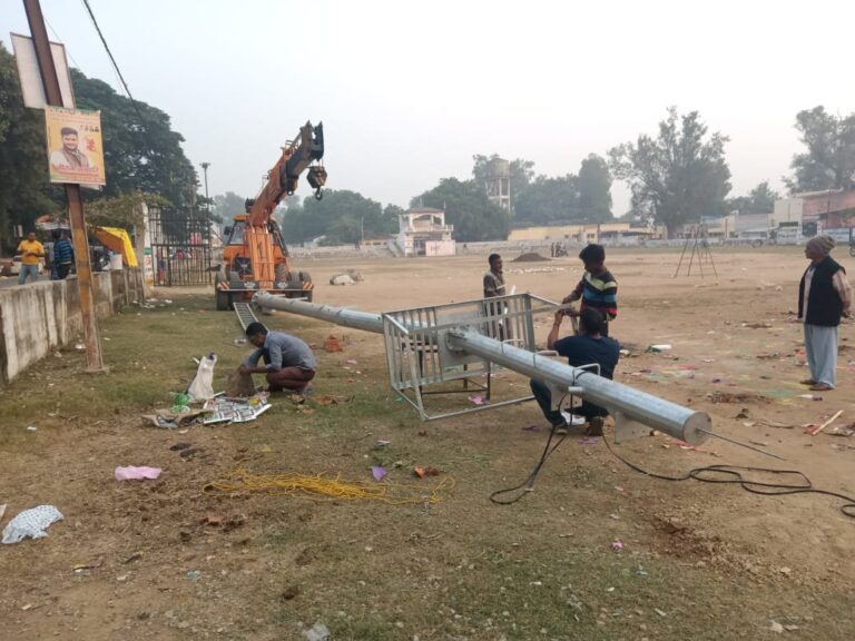 हरिराम चेरो विधायक के शानदार पहल पर, 32 लाख की लागत से रामलीला मैदान के चारों कोने पर हाई मास्क लाइट से जगमग होगा खेल का मैदान।