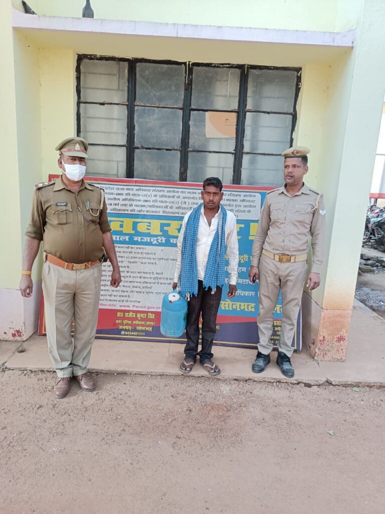 दस लीटर महुआ के शराब के साथ एक तस्कर गिरफ्तार।