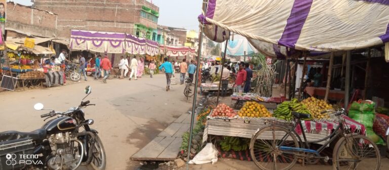 छठ पूजा हेतु खरीदारी में खलियारी में उमड़ी भीड़।