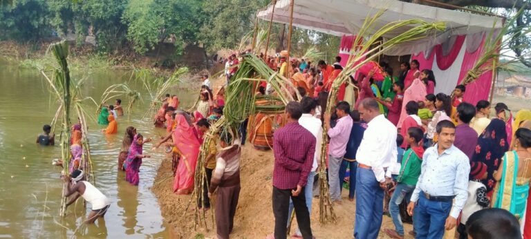 छठ महा पर्व – डुबते सूर्य को अर्घ्य देकर व्रतियों ने निभाई पहली प्रथा।