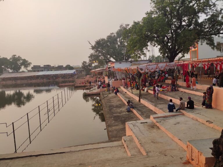 आस्था का महापर्व छठ में व्रतधारियों ने उगते सूर्य को दिया अर्घ्य, रात्रि में क्षेत्र के कई छठ घाटों पर पहुंचे विधायक हरिराम चेरो।