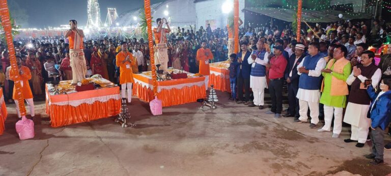 विंढमगंज छठ घाट पर व्रतियों ने डूबते सूर्य को दिया अर्घ्य, एससी एसटी आयोग के उपाध्यक्ष व क्षेत्रीय विधायक हरिराम चेरो ने दी शुभकामनायें।