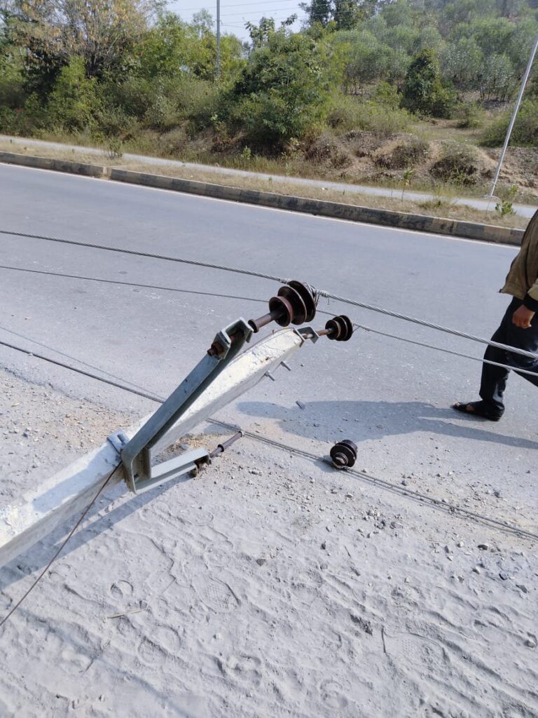 बिजली का पोल टूटने से 20 घण्टे से विद्युत आपूर्ति ठप