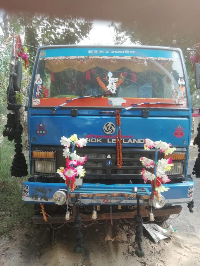 अवैध बालू खनन में एक टिपर धराया , सीज। तीन के खिलाफ मुकदमा दर्ज