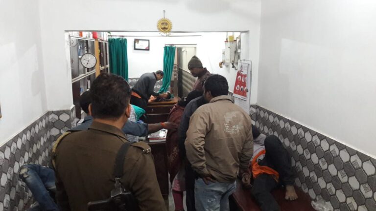 बाइक सवार ने राहगीर को मारा टक्कर.. तीन हुए घायल