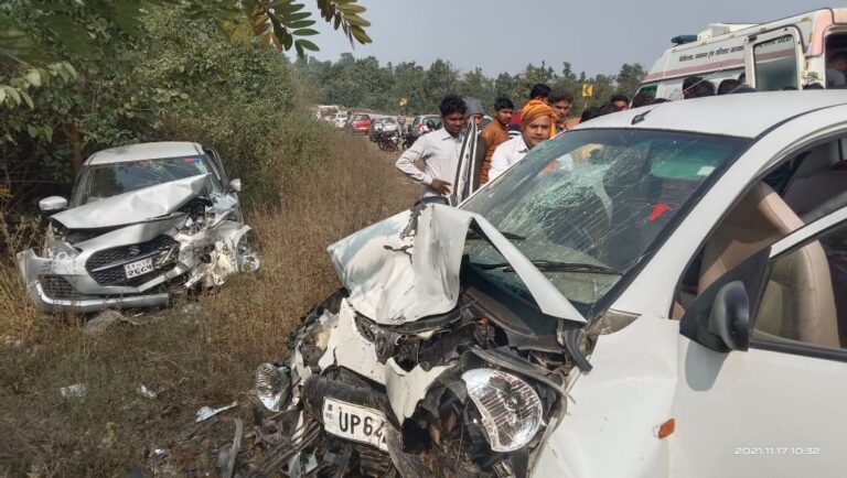 दो कार आपस में टक्कर पांच घायल।