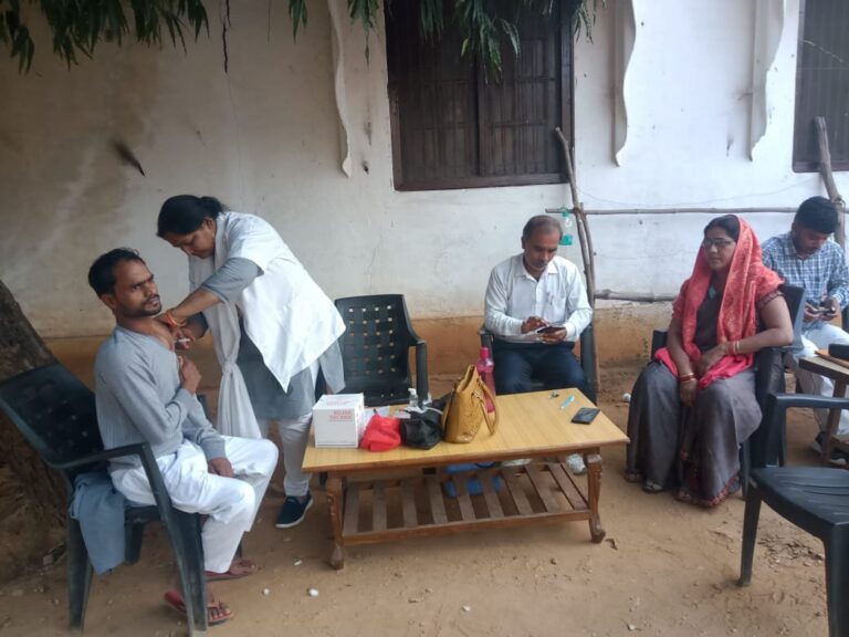 दुद्धी – सार्वजनिक वितरण प्रणाली के कोटे की दुकानों पर वैश्विक महामारी कोरोना टीका करण अभियान युद्ध स्तर पर चलाया जा रहा है।